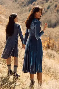 गर्म सोने माँ और बेटी पोशाक लंबी आस्तीन स्पंदन महिला मखमल मिडी पोशाक