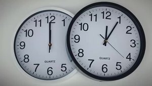 Horloge murale ronde en plastique personnalisée de 12 pouces avec cadran imprimé, fonctionnant sur piles, mouvement à quartz - Product Image 6