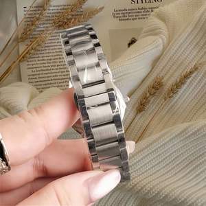 Montre à quartz pour femme, style professionnel, avec boîtier en alliage et bracelet en cuir - Product Image 4