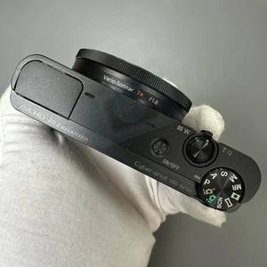 <span class=keywords><strong>Appareil</strong></span> <span class=keywords><strong>photo</strong></span> numérique sans miroir HFT Professional Cyber-Shot <span class=keywords><strong>DSC</strong></span>-RX100, capteur CMOS plein format, zoom optique 7,1x-16x, écran HD 3,0 pouces, Full HD - Product Image 2