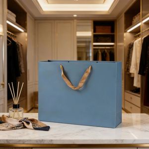 Bolsa de Cartón Azul para Compras, Plegable, Reciclable, con Asas de Algodón Trenzado y Logotipo Impreso Personalizado - Product Image 4