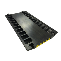 Protecteur de câble électrique à 5 canaux avec gaine jaune OEM avec rampes de bordure en caoutchouc Couvre-câble de sol en PVC Matériau du couvercle de base