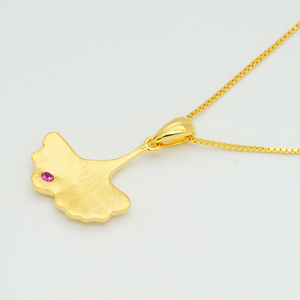 Exquisito Collar con Colgante de Hoja de Ginkgo en Oro Sólido de 9K/14K/18K con Acento de Zafiro Rosa para Regalo, Joyería de Cumpleaños - Product Image 4