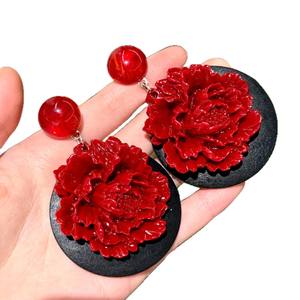 Pendientes de Flores Rojas de Resina Acrílica, Joyería de Moda para Mujer, Estilo Moderno para Fiestas - Product Image 1
