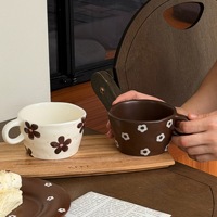 Tasse à café en céramique à motif floral dessiné à la main, faite à la main, irrégulière, à large ouverture, pour le petit-déjeuner, le lait et les boissons chaudes