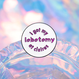 Broche polyvalente de style niche avec des phrases amusantes en lettres de l'alphabet anglais, 'I Got My Lobotomy at Claires', accessoires vestimentaires géométriques - Product Image 1