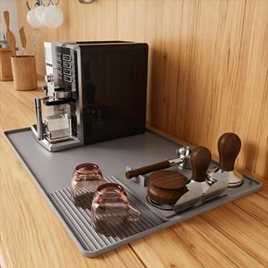 Tapis multifonctionnel carré en silicone de style chinois pour machine à café, idéal pour l'égouttage et le séchage sur comptoir de cuisine - Product Image 1