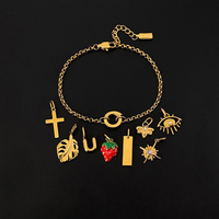 Pulsera DIY de Acero Inoxidable con Baño de Oro 14K Estilo Y2K para Mujer, Resistente al Deslustre, con Dijes de Fresa, Cruz, Ojo y Abeja
