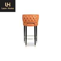 Tabourets de bar confortables du milieu du siècle en cuir avec hauteur de bar haut de gamme au design classique villa