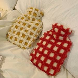 Funda <span class=keywords><strong>de</strong></span> felpa <span class=keywords><strong>de</strong></span> 1000ml, inyección <span class=keywords><strong>de</strong></span> <span class=keywords><strong>agua</strong></span> <span class=keywords><strong>de</strong></span> PVC <span class=keywords><strong>de</strong></span> alta densidad, bolsa <span class=keywords><strong>de</strong></span> <span class=keywords><strong>agua</strong></span> caliente a prueba <span class=keywords><strong>de</strong></span> explosiones, lana <span class=keywords><strong>de</strong></span> cordero, cuadros amarillos <span class=keywords><strong>para</strong></span> <span class=keywords><strong>cama</strong></span> cálida <span class=keywords><strong>de</strong></span> mujer - Product Image 2