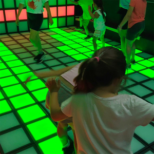 Parc de projection de grille interactive Logiciel pour enfants Petits groupes tactiles Vente de solutions de projet Jeu de sol à led mobile - Product Image 1