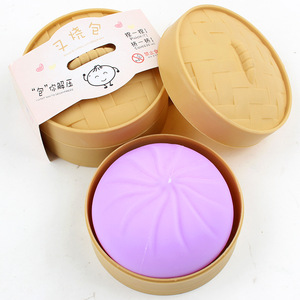 Grandi palline colorate a forma di cartone animato per alleviare lo stress e rilassarsi. Ripresa lenta. Divertimento con le dita. Cibo Antistress. Parodie Creative - Product Image 3