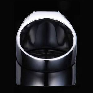 แหวนผู้ชายพลอยไพลินสีน้ำเงินธรรมชาติจากศรีลังกา 6.69 กะรัต ยี่ห้อ SGARIT Fine Jewelry ทองคำแท้ 18K ประดับเพชรด้านข้าง 0.571 กะรัต - Product Image 4