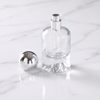 Flacon de parfum en verre classique de luxe créatif, design à fond épais volcanique, vaporisateur fin, 30 ml, 50 ml, 100 ml avec couvercle sphérique