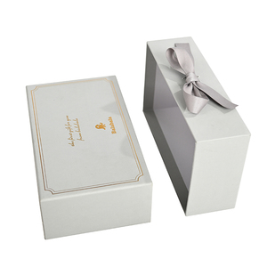 Caja de Regalo Rígida de Lujo con Logotipo Personalizado, con Cinta e Impresión Flexográfica para Empaque de Vestidos y Ropa - Product Image 4