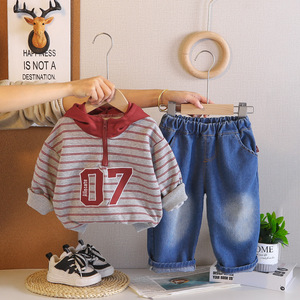 Completo Set 2 Pezzi Abbigliamento Casual Primaverile 2026 per Bambini e Neonati: Nuova Felpa con Cappuccio a Righe Trendy - Product Image 2