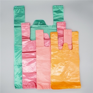 ผู้ผลิตจีนรับผลิตถุงพลาสติกรีไซเคิลแบบเสื้อยืดสีตามสั่ง พร้อมหูหิ้ว สำหรับซูเปอร์มาร์เก็ต งานแสดงสินค้า และถุงช้อปปิ้ง  ขั้นต่ำ 1 ตัน - Product Image 1