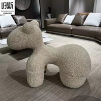 Tabouret sculptural en forme de poney, rembourré en laine d'agneau, pouf créatif pour hôtel, chambre, salle d'exposition, décoration artistique, chaise