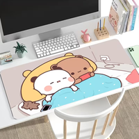 Grand tapis de bureau avec un design interactif de couple de dessins animés ; comprend une base en caoutchouc lavable, tapis de souris de jeu résistant aux taches.