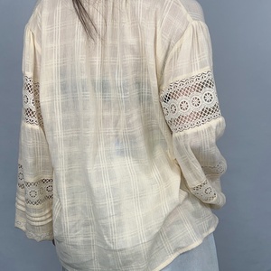 Blusa Casual de Algodón para Mujer OEM con Mangas Largas, Cuello en V, Bordado Personalizado y Encaje - Product Image 5