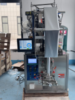 Machine de pesage et d'emballage verticale automatique de haute précision pour aliments avec sacs en plastique, entraînée par moteur, 30-60 sacs/min