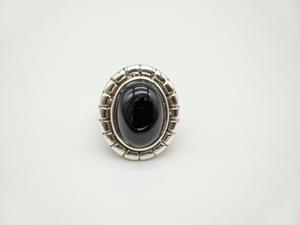 Anillo de Piedra Preciosa de Ónix Negro Natural, Joyería de Moda Hecha a Mano para Mujeres y Hombres con Diseño Minimalista de Piedra Pulida - Product Image 2