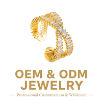 Anillo Abierto Ondulado Dorado Brillante con Circonitas Baguette Engastadas en Punta, Ajustable, para Mujer, Venta al por Mayor Personalizada