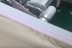 Máquina de coser interlock de cama cilíndrica con accionamiento directo MC 600D-38UT, cortador derecho, con cortahilos automático y rodillo - Product Image 4