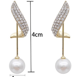 Pendientes Largos de Lujo Ligero, Diseño de Nicho con Perlas Elegantes, Nueva Tendencia, Superventas en Internet, Aleación para Eventos Nocturnos - Product Image 2