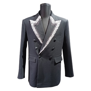 Cantidad mínima de pedido: 1 pieza |   Traje Negro con Cuello de Traje de Alta Costura Hecho a Mano con Diamantes, Estilo Francés de Liu Yuning - Product Image 1