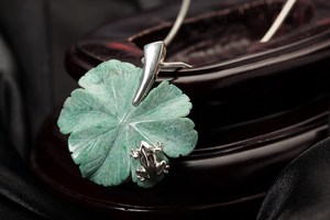 Colgante de Rana con Hoja de Fuchsite Verde Hecho a Mano - Product Image 4