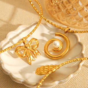 Collares con Colgante Redondo Texturizado de Acero Inoxidable Retro Francés, Chapado en Oro de 18K, con Diseño Geométrico de Mariposa, Lazo y Corazón, para Mujer - Product Image 3