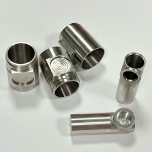 Llavero de Aleación de Aluminio con Diseño Personalizado, Mecanizado CNC y Brochado para Piezas de Maquinaria - Product Image 4