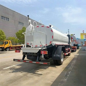 Camión Cisterna de Agua China Sinotruk HOWO 4X2, Camiones Cisterna de Agua de 9cbm en Venta - Product Image 3