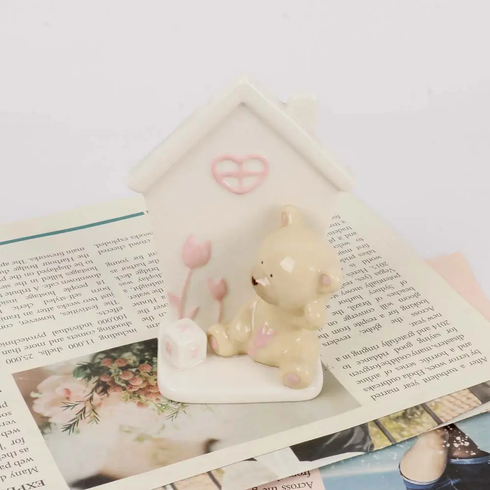Cadeau de décoration de bureau artisanal ours fait main avec fond de maison style céramique folklorique