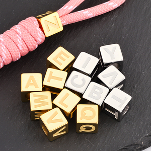 Perle d'espacement en acier inoxydable plaqué or 18 carats avec <span class=keywords><strong>alphabet</strong></span>, breloque cube à grand trou, accessoires étanches pour la fabrication <span class=keywords><strong>de</strong></span> colliers et bijoux - Product Image 1