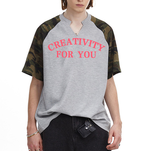 Camiseta de Diseño Urbano con Cuello en V, Camiseta Informal de Punto de Algodón con Camuflaje, Camiseta Raglan - Product Image 1