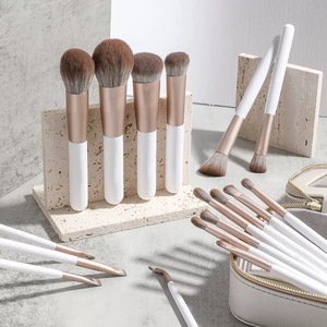 Ensemble <span class=keywords><strong>professionnel</strong></span> <span class=keywords><strong>de</strong></span> 18 pinceaux <span class=keywords><strong>de</strong></span> <span class=keywords><strong>maquillage</strong></span> en poils synthétiques ultra-doux à séchage rapide avec pinceau éventail et manche en bois pour le visage et les yeux - Product Image 5