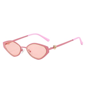 Gafas de Sol Metálicas Vintage UV400 para Mujer con Diseño Floral Transversal, Gafas de Sol para Vacaciones en la Playa - Product Image 3