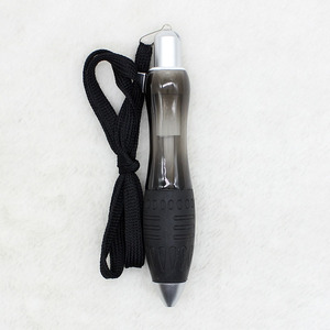 Stylo bille rétractable court et robuste avec cordon et étui en cuir noir, stylo promotionnel multifonctionnel personnalisable avec logo - Product Image 4