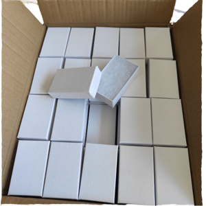 Großhandel AOPA Z # 21 Baumwollgefüllte Weiße Rechteckige Starre Schachteln mit Handgefertigtem Geprägtem Logo Kleine Karton-Schmuckgeschenkboxen - Product Image 1