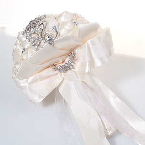Bouquet de Mariée Luxueux et Élégant en Cristal de Rose Effet Cascade avec Diamants pour Arrangement Floral Nuptial - Product Image 3