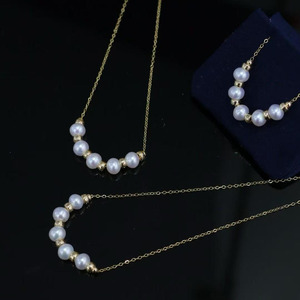 Collar Curvo con Sonrisa en Oro de 14K Hecho a Mano, Colgante de Perla Natural de Agua Dulce, Joyería Fina para Uso Diario y Citas - Product Image 4