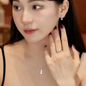 สร้อยคอจี้รูปแท่งประดับเพชรคิวบิกเซอร์โคเนีย 3 เม็ด เกรด 5A ชุบโรเดียม เงินแท้ 925 ดีไซน์คลาสสิคจาก Dylam - Product Image 6