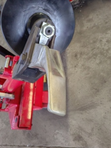 Máquina Desmontadora de Neumáticos DAYANG DY-T990V, Robusta y Duradera, Diámetro Máximo de Rueda de 1500 mm, Voltaje 220/380V, Motor de 3.0kw, Presión de 130 bar - Product Image 3