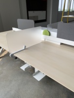 LIWEI Poste de travail de bureau moderne en bois sur mesure 4-6 places avec cloison d'intimité orange, écologique, pour centre d'appels et équipe modulaire