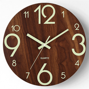 Horloge murale fluorescente en MDF de 8 pouces, design en bois, silencieuse, à quartz, fonctionnant à piles, avec chiffres lumineux - Product Image 4