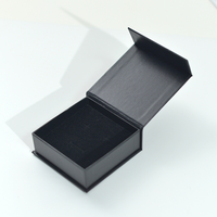 Boîte à bijoux en papier artistique gaufré personnalisée Doublure en éponge Laminage mat Revêtement UV Emballage haut de gamme pour cadeaux de luxe en gros