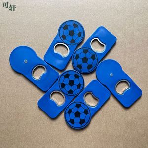 Décapsuleur de bouteille de bière en plastique imprimé avec logo personnalisé, style football/soccer - Cadeau publicitaire personnalisé pour la vente en gros - Product Image 4