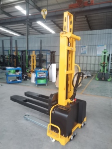 Chariot élévateur semi-électrique WELIFTRICH ZTS-07, capacité 700 kg, batterie plomb-acide 12V45AH, déplaceur latéral hydraulique, pneus pleins - Product Image 2